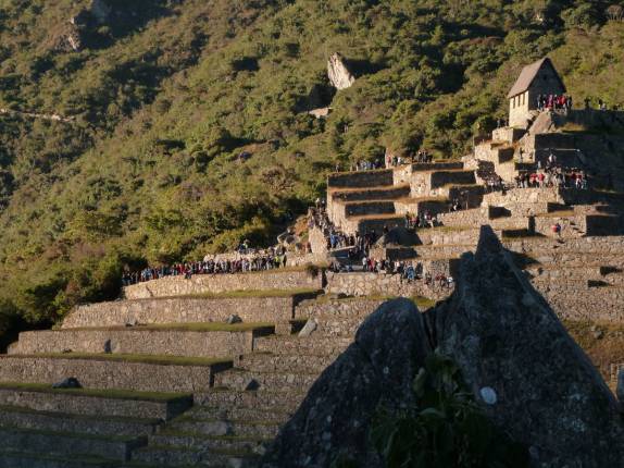 Multidão de turistas observam o nascer-do-sol em Machu Picchu, no Peru